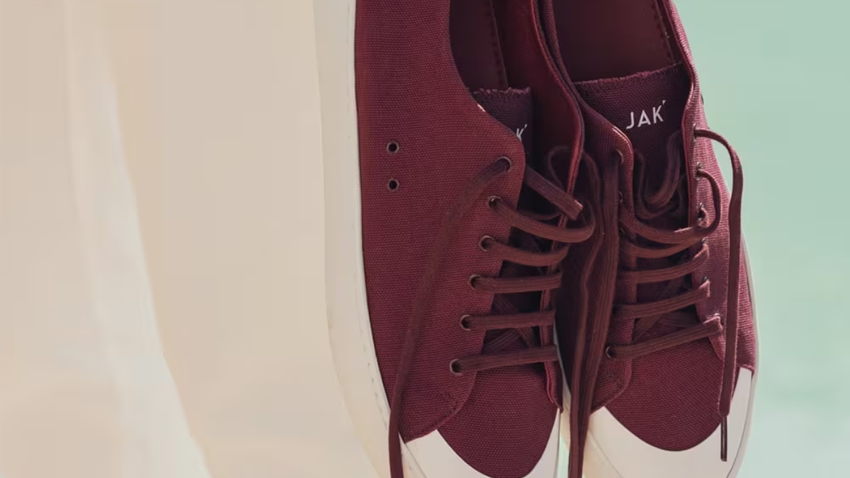 Bật mí 9 xu hướng giày sneaker đình đám mùa thu 2024 Hinh anh 9: Bat mi 9 xu huong giay sneaker dinh dam mua thu 2024