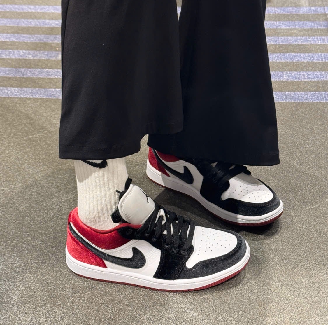 Alternative view of Giày Nike Air Jordan 1 Low SE 'Velvet Black Toe' FZ3242-001