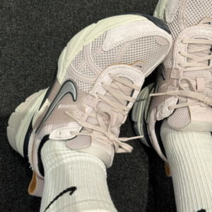 Giay Nike Wmns V2K Run 'Platinum Violet' FN6703-001