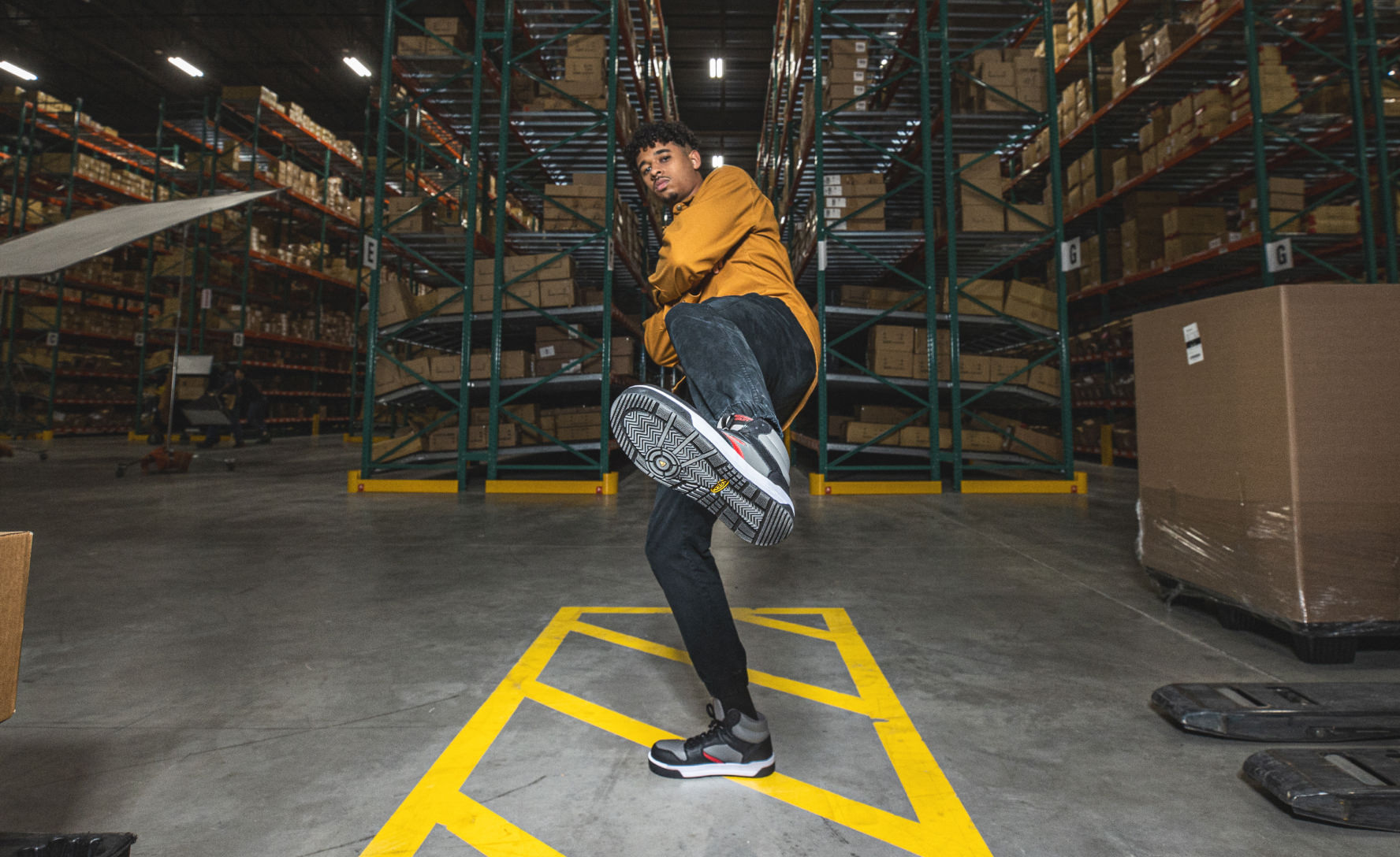 Hinh anh 4: Keen Overton ket hop sneaker co dien voi giay lao dong