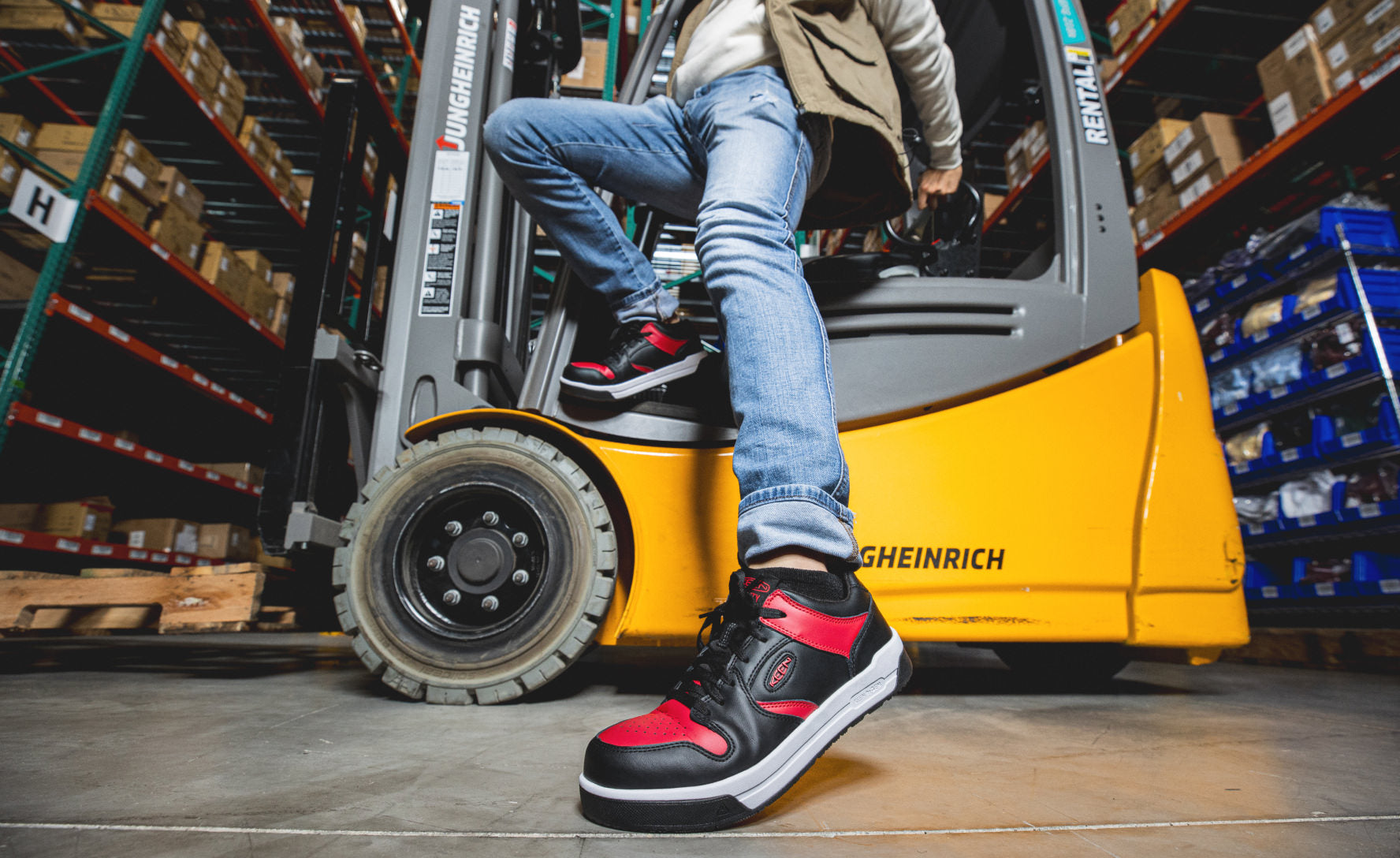 Hinh anh 1: Keen Overton ket hop sneaker co dien voi giay lao dong