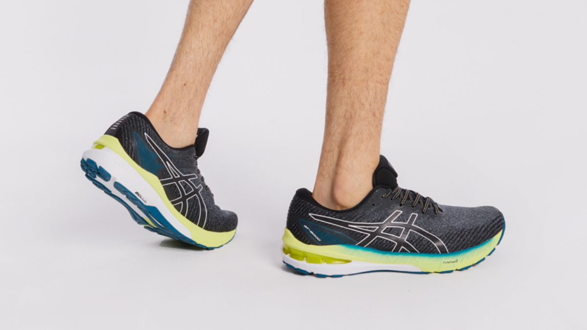 giày chạy Asics GT-2000 10 (2E) đen trên chân