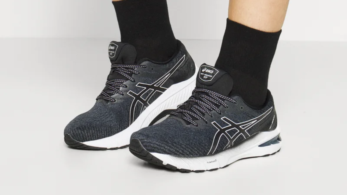 giày chạy Asics GT-2000 10 trên chân
