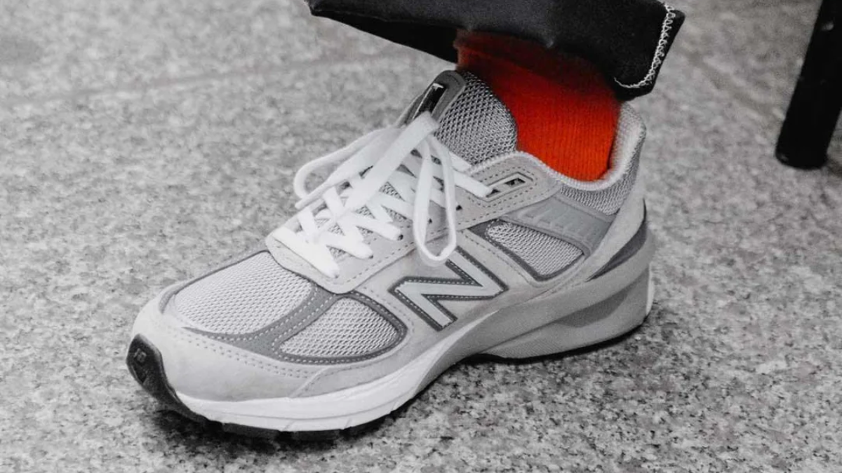 giày New Balance 990v5 xám trên chân