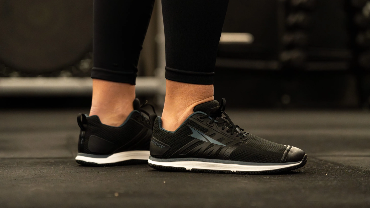 giày Altra Solstice XT2 màu đen trên chân