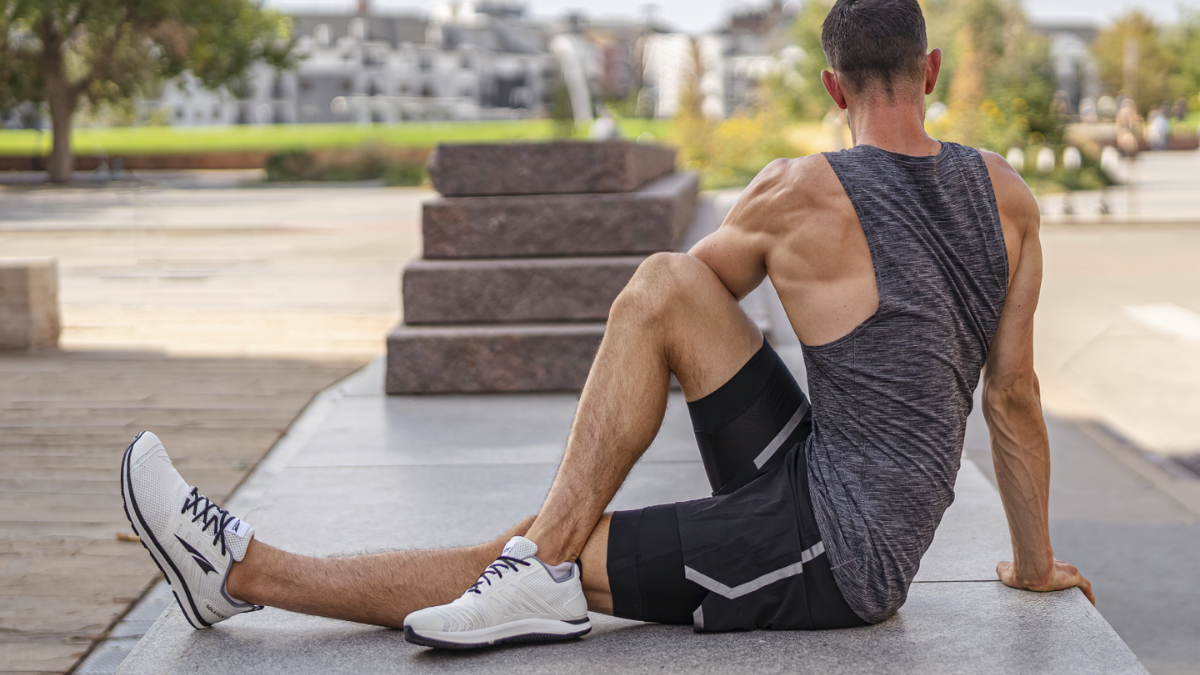 người đàn ông đang tập luyện với giày Altra Solstice XT2 màu trắng