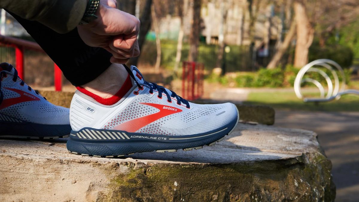 giày chạy Brooks Adrenaline GTS 22 màu trắng đế đen trên chân giày chạy Brooks Adrenaline GTS 22