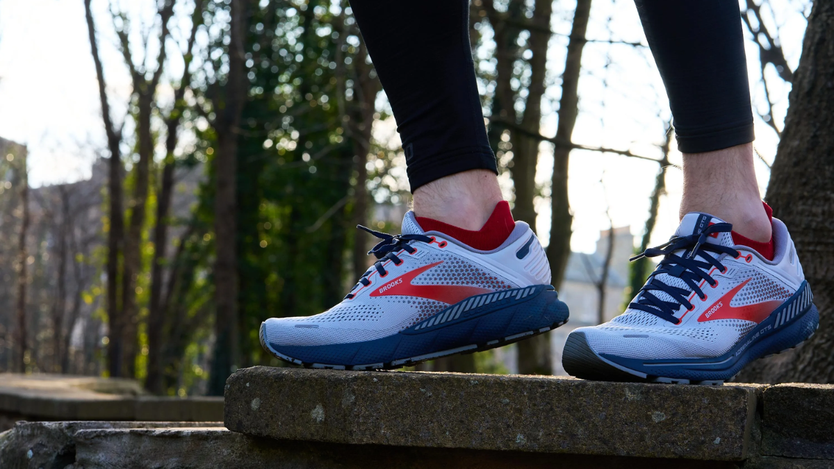 giày Brooks Adrenaline GTS 22 màu trắng đế đen trên chân giày chạy Brooks Adrenaline GTS 22