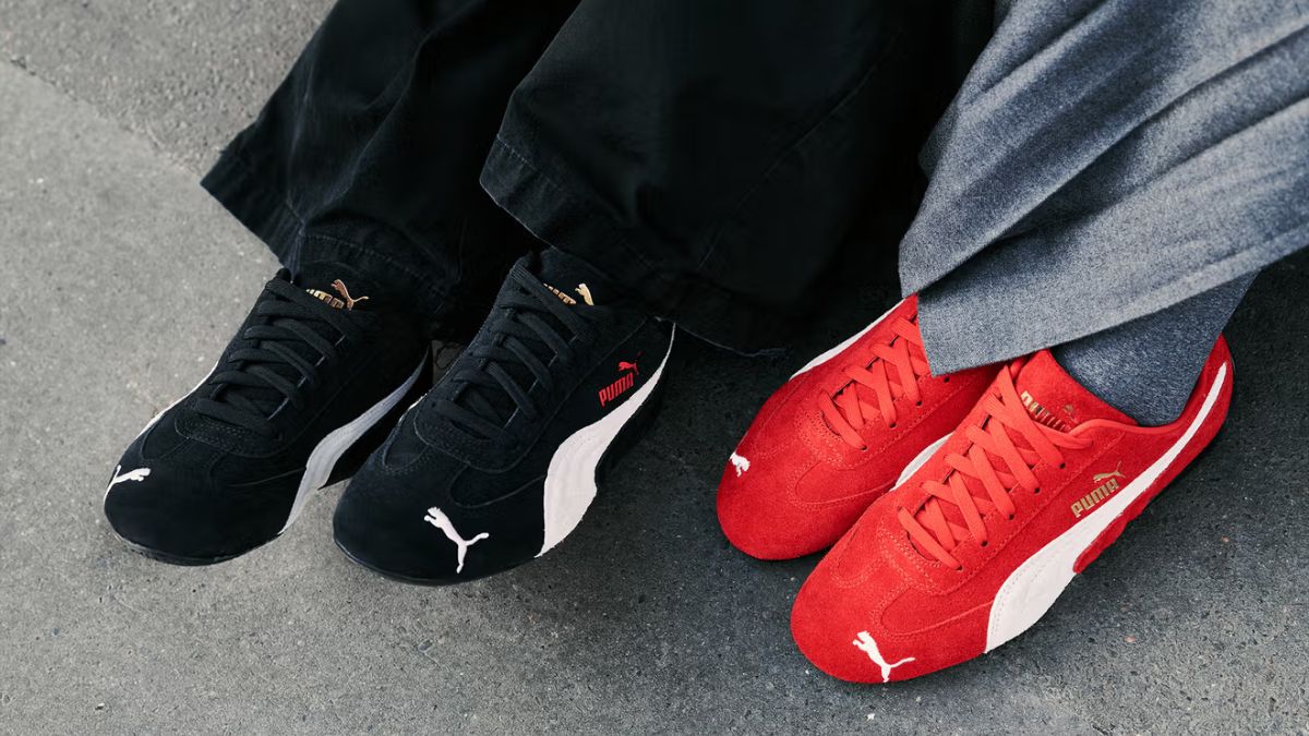 Hai đôi Puma Speedcat màu đen và đỏ phối với quần đen và xám