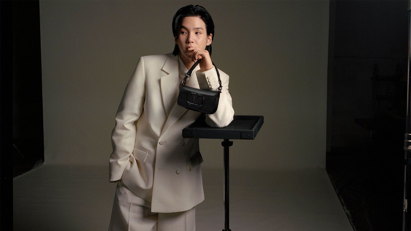 Hinh anh 1: Suga va bo suu tap tui xach sang trong: Tu Valentino den Hermes