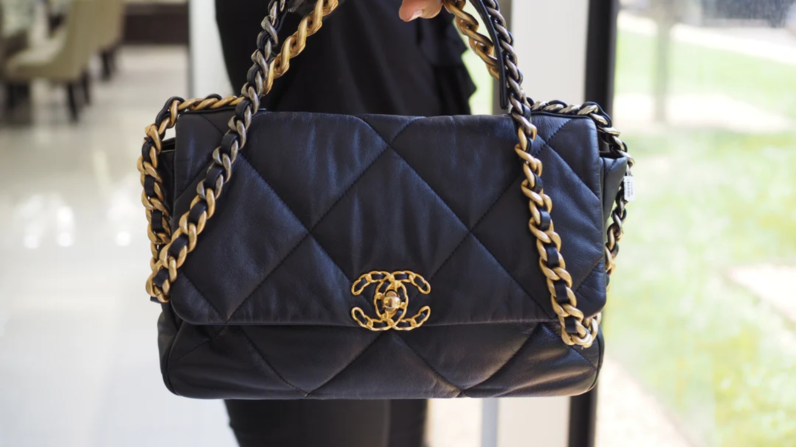 Chanel 19: Câu chuyện đằng sau chiếc túi biểu tượng Hinh anh 5: Chanel 19: Cau chuyen dang sau chiec tui bieu tuong