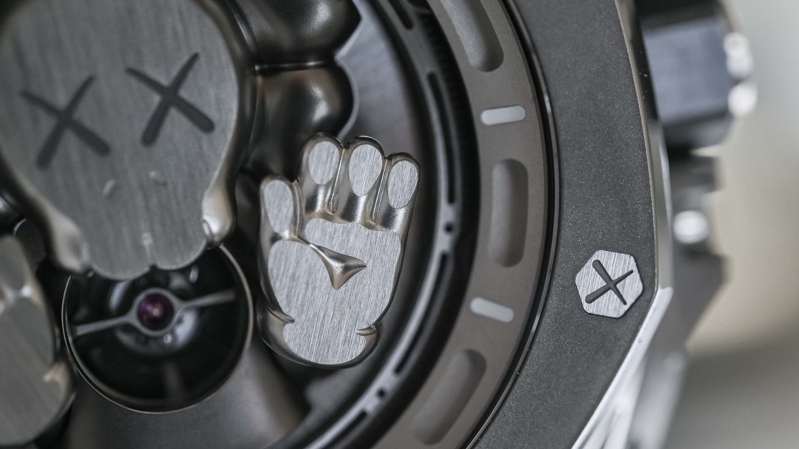 Hinh anh 4: Kaws va Audemars Piguet ra mat san pham hop tac gay chu y