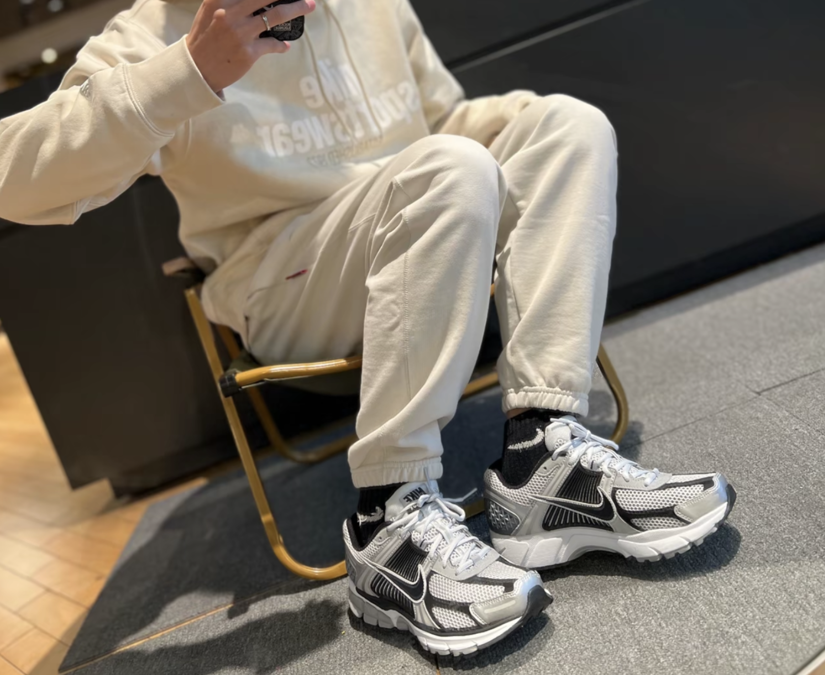 Alternative view of Giày Nike Air Zoom Vomero 5 'Metallic Silver Black' FJ4151-004