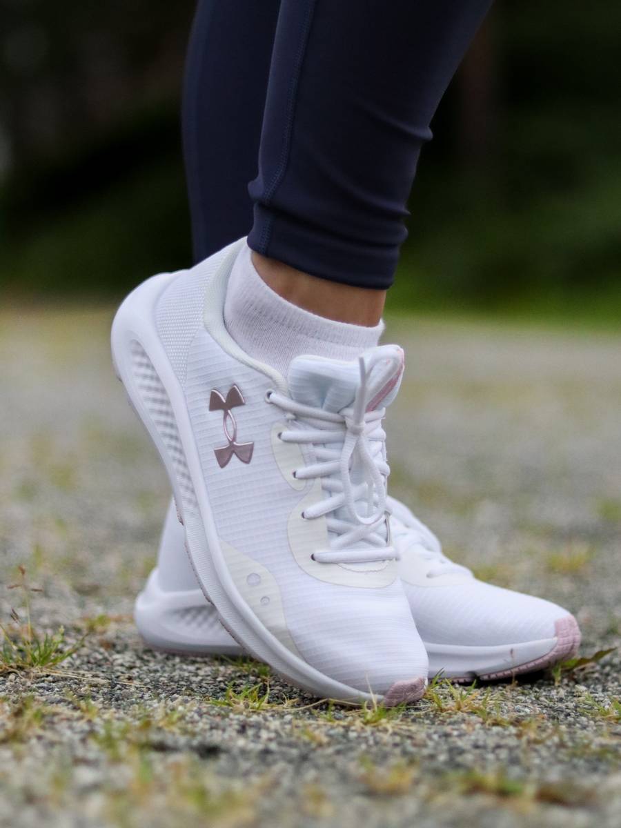 Hinh anh 2: Charged Pursuit 3 doi giay di bo cua nha Under co gi?