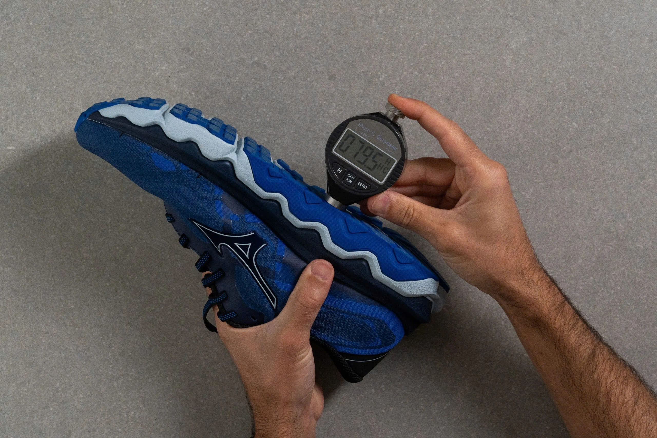 Wave Horizon 7 cua nha Mizuno tu Nhat Ban co gi?