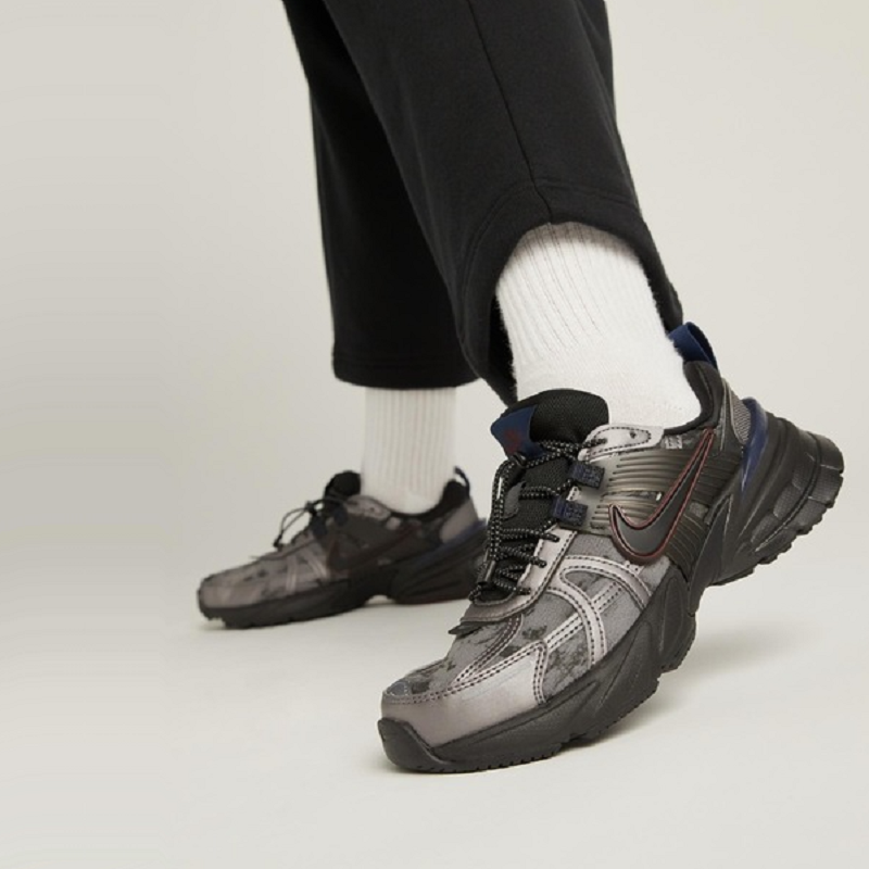 Alternative view of Giày Nike V2K Run 'Metallic Dark Grey' HQ4053-001