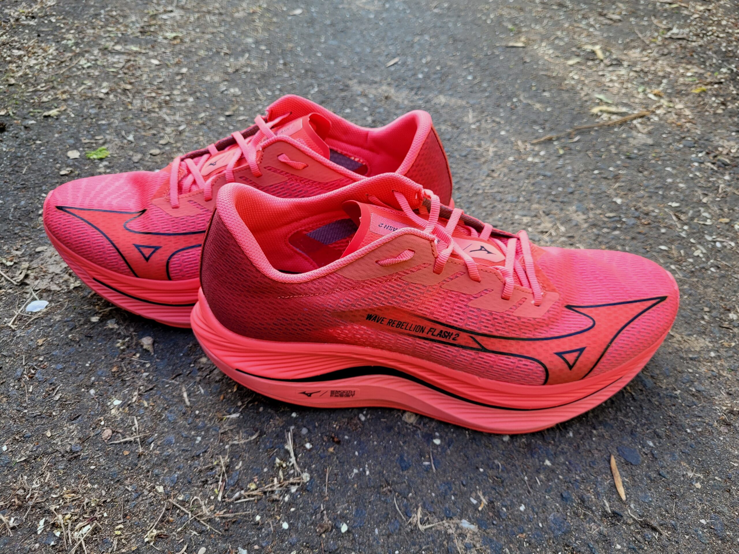 Hinh anh 4: Mizuno Wave Rebellion Flash 2 - Giay chay ben bi nhat?