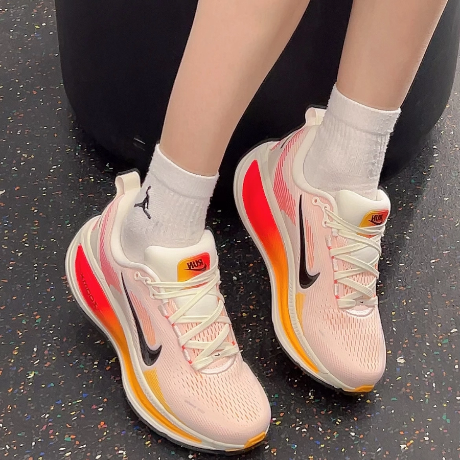 Alternative view of Giày Nike Vomero 18 'Sail Bright Crimson' HM6804-100