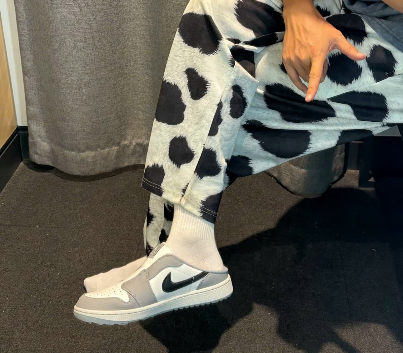 Alternative view of Giày Nike Air Jordan 1 Mule 'Golf Wolf Grey' FJ1214-004