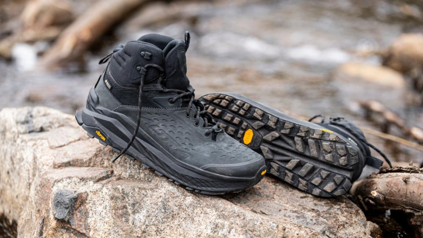 Giày hiking Altra Olympus 6 Hike Mid GTX – Thoải mái, chống nước, bám chắc địa hình Hinh anh 2: Giay Altra Olympus 6 Hike Mid GTX tren nen dia hinh go ghe