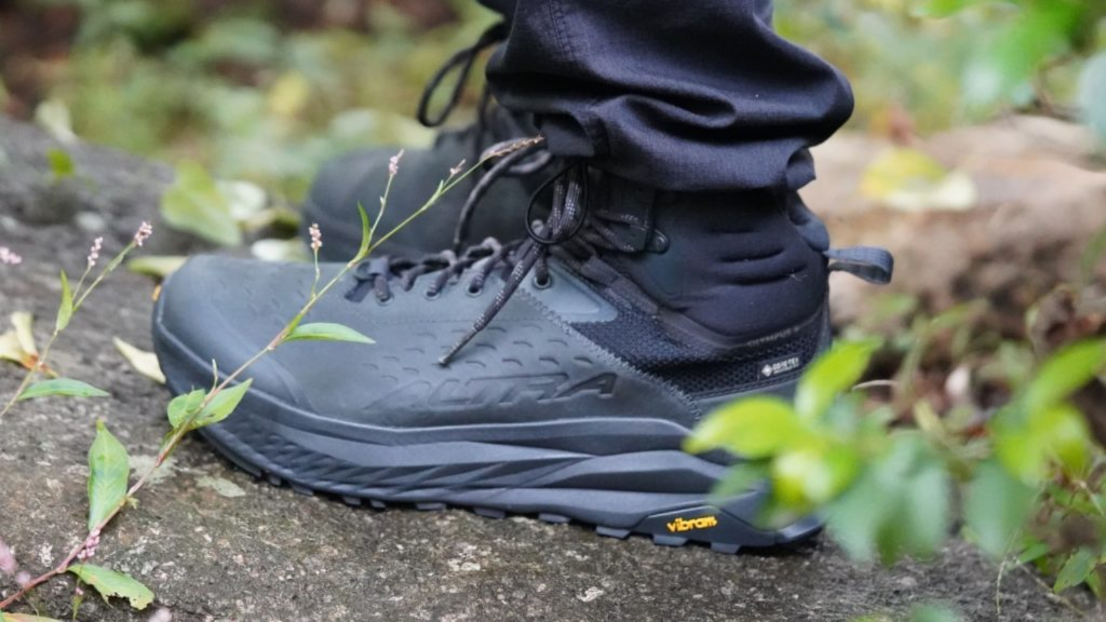 Giày hiking Altra Olympus 6 Hike Mid GTX – Thoải mái, chống nước, bám chắc địa hình Hinh anh 3: Giay Altra Olympus 6 Hike Mid GTX tren nen dia hinh go ghe