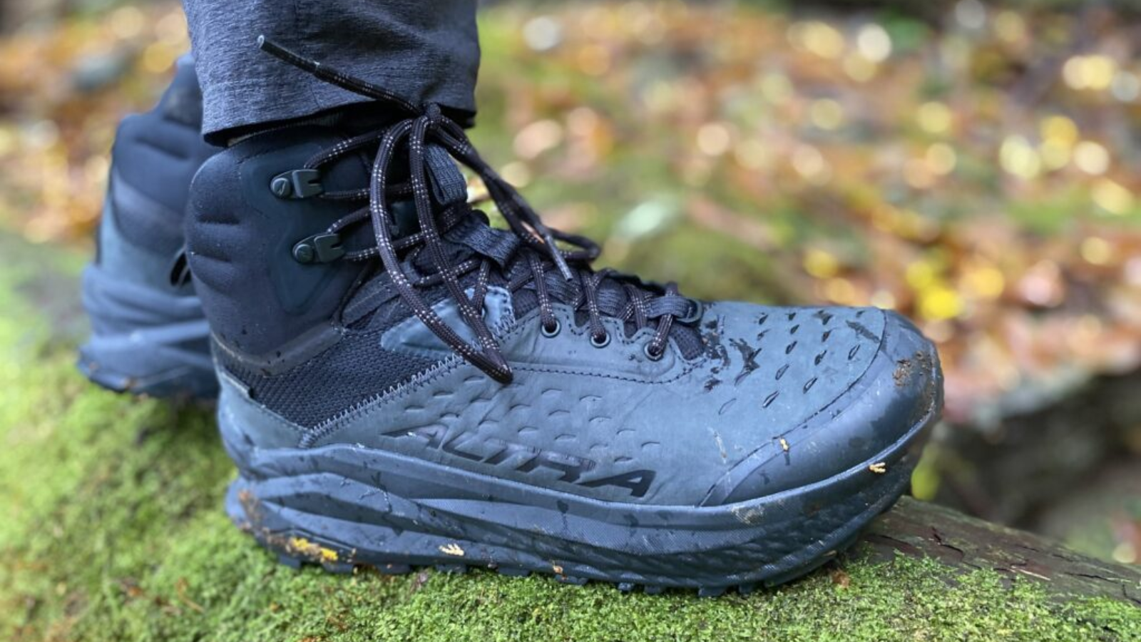 Giày hiking Altra Olympus 6 Hike Mid GTX – Thoải mái, chống nước, bám chắc địa hình Hinh anh 6: Giay Altra Olympus 6 Hike Mid GTX tren nen dia hinh go ghe