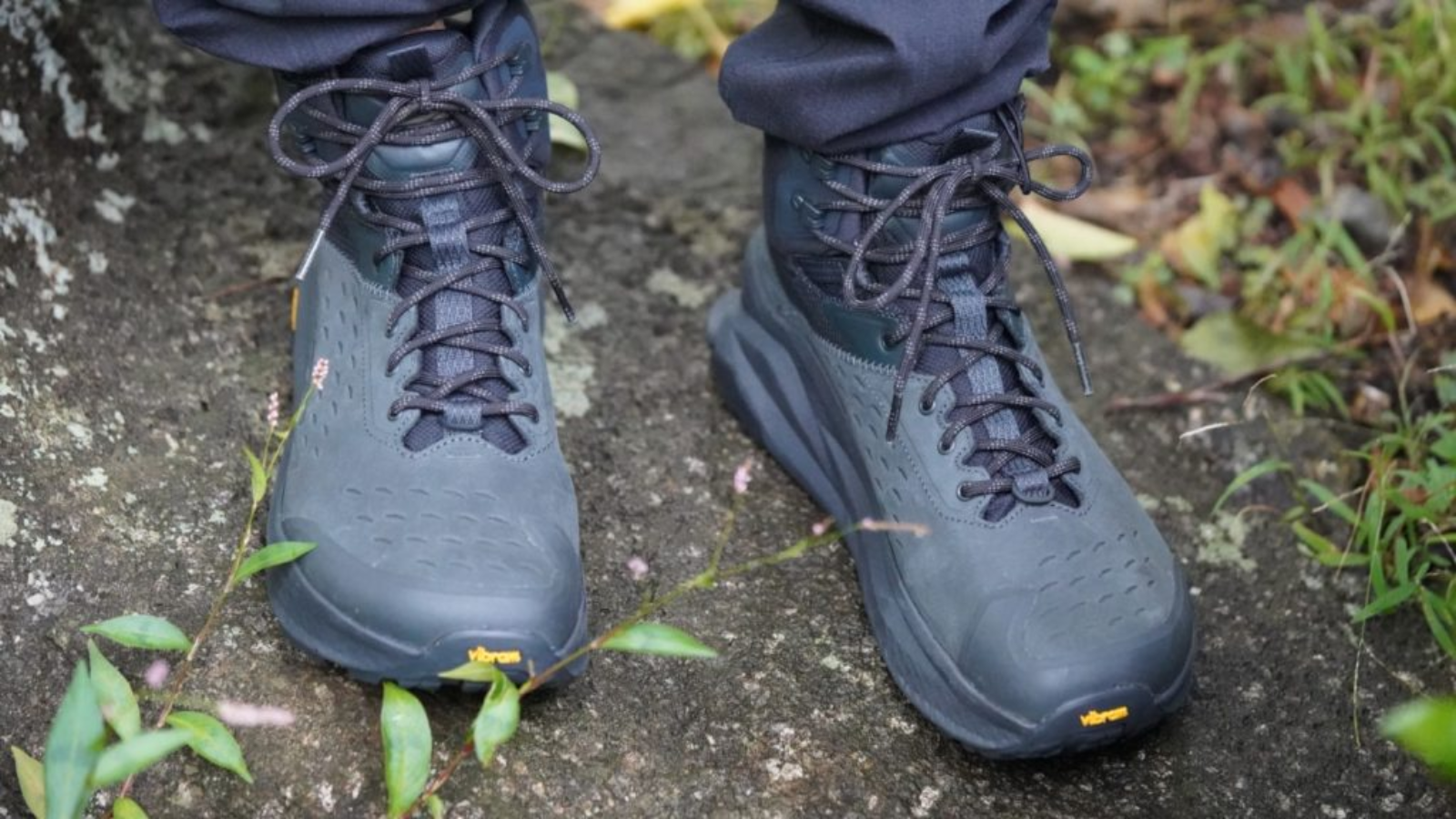 Giày hiking Altra Olympus 6 Hike Mid GTX – Thoải mái, chống nước, bám chắc địa hình Hinh anh 5: Giay Altra Olympus 6 Hike Mid GTX tren nen dia hinh go ghe