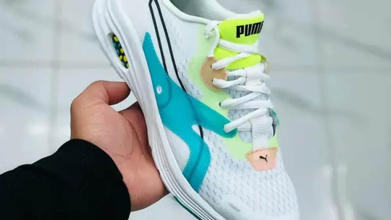 Hybrid Sneakers: Xu hướng thời trang giày lớn nhất mùa hè 2025 Hinh anh 2: Hybrid sneakers thoi trang mua he 2025, ket hop giua giay tay va sneaker.