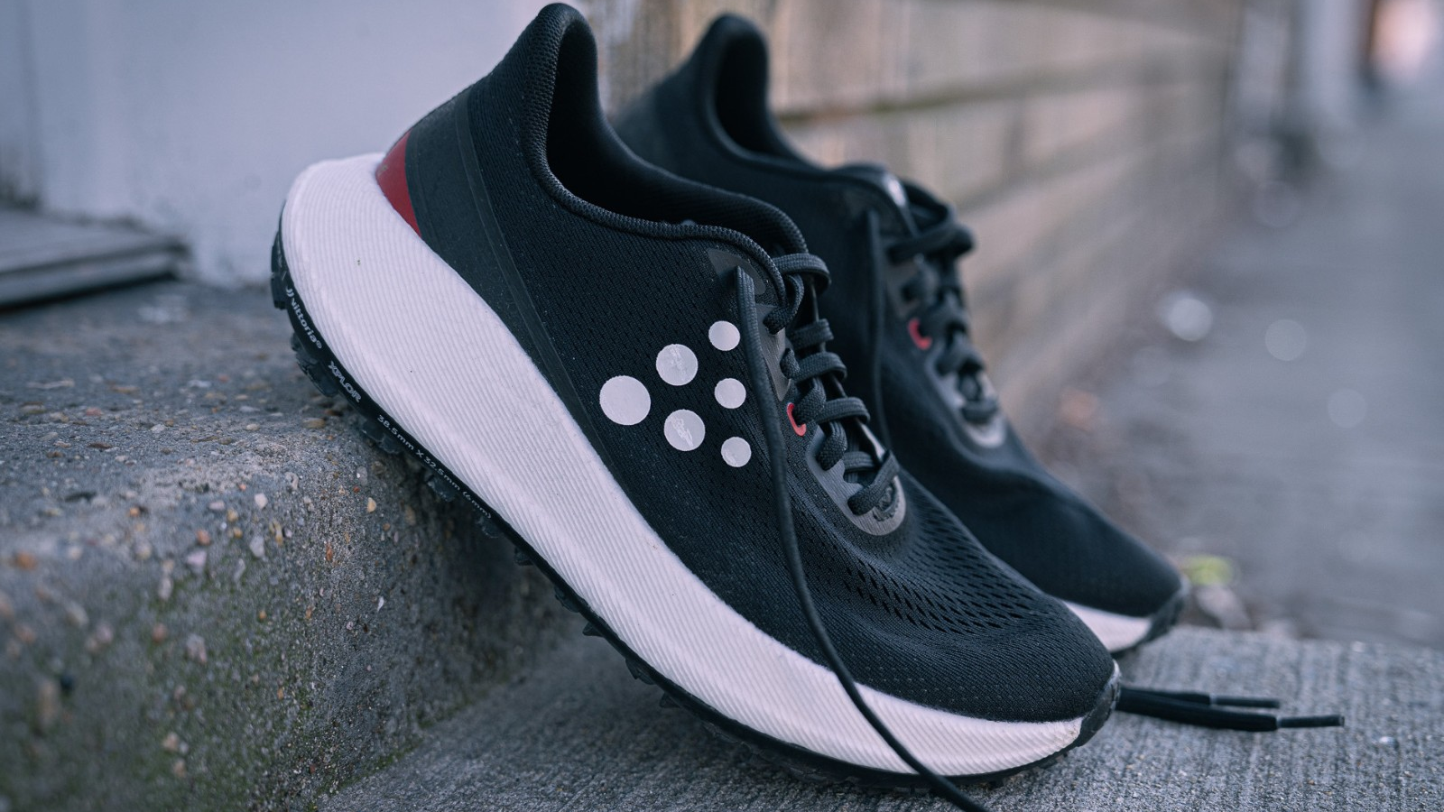 Hybrid Sneakers: Xu hướng thời trang giày lớn nhất mùa hè 2025 Hinh anh 3: Hybrid sneakers thoi trang mua he 2025, ket hop giua giay tay va sneaker.