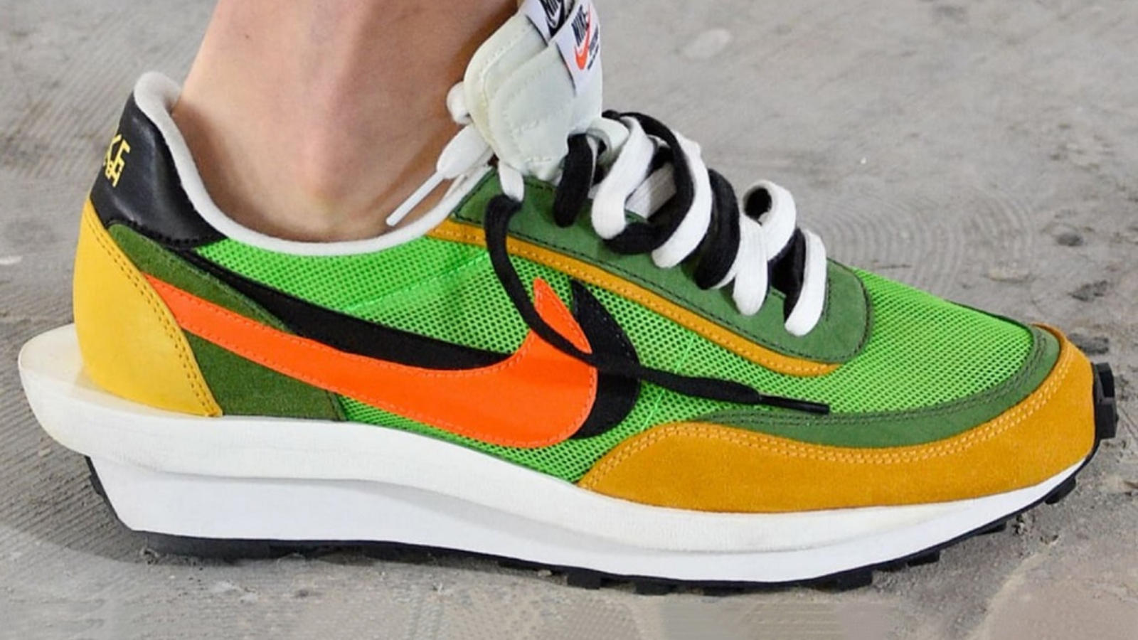 Hybrid Sneakers: Xu hướng thời trang giày lớn nhất mùa hè 2025 Hinh anh 4: Hybrid sneakers thoi trang mua he 2025, ket hop giua giay tay va sneaker.