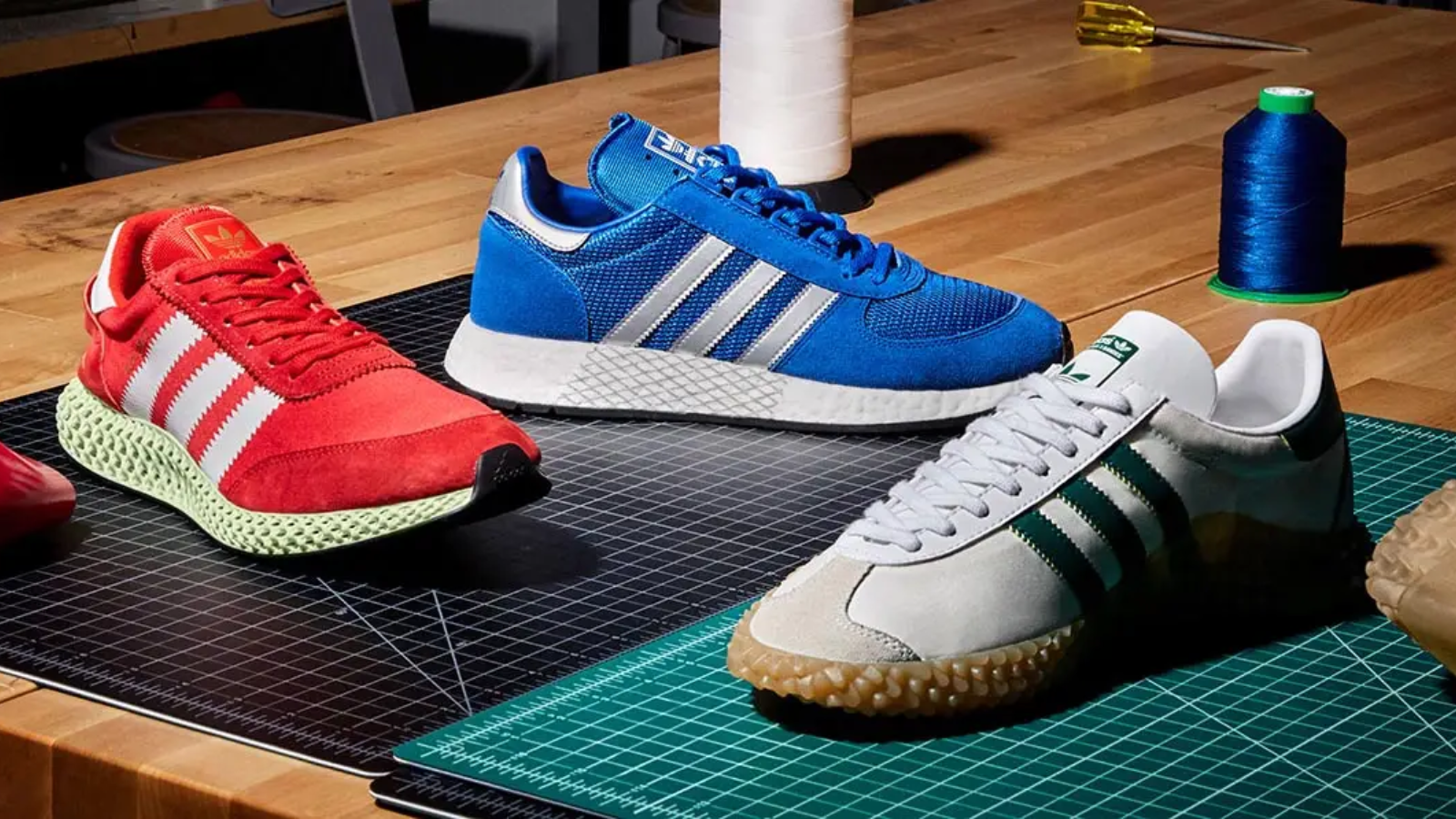 Hybrid Sneakers: Xu hướng thời trang giày lớn nhất mùa hè 2025 Hinh anh 5: Hybrid sneakers thoi trang mua he 2025, ket hop giua giay tay va sneaker.