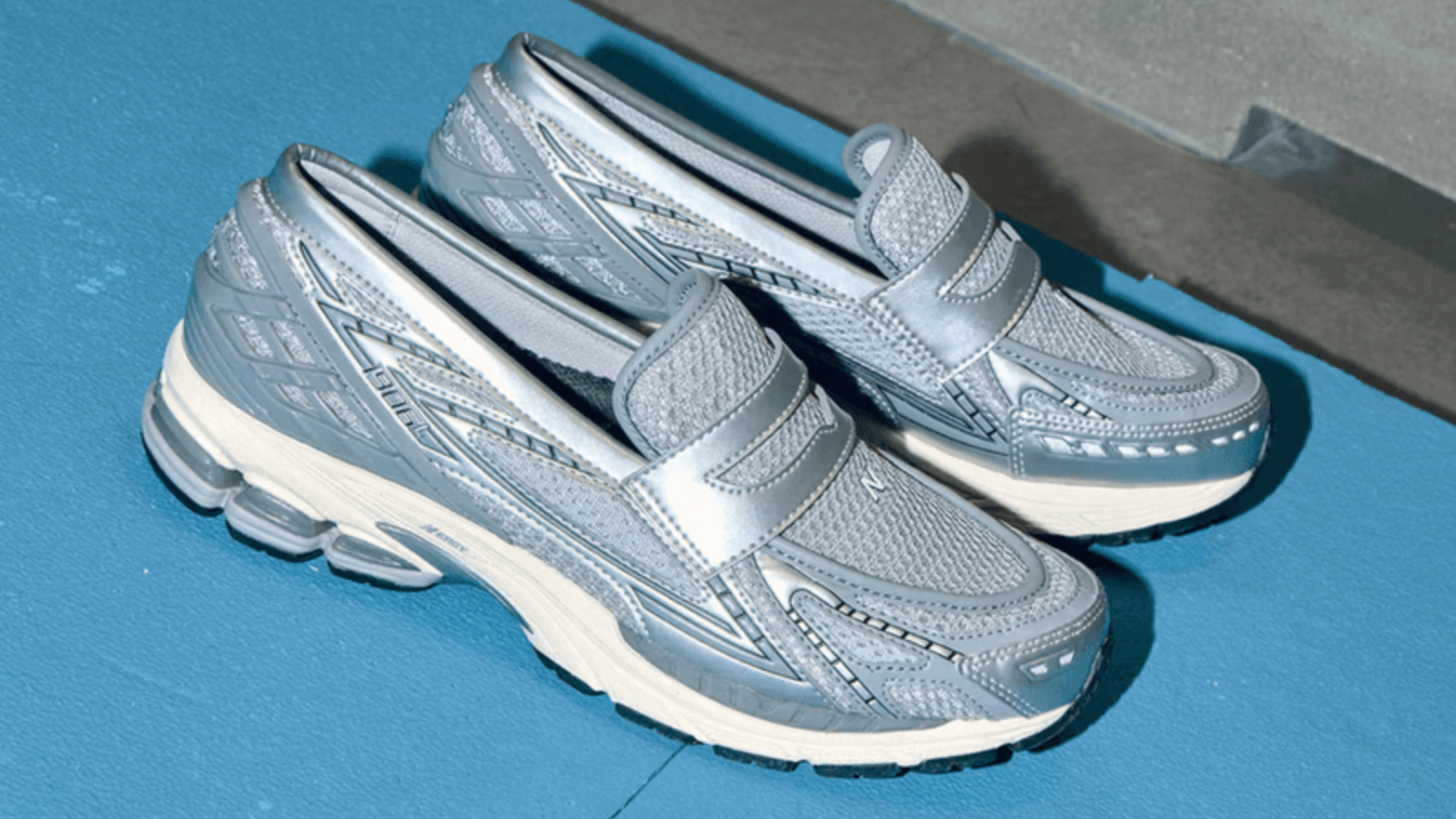 Hybrid Sneakers: Xu hướng thời trang giày lớn nhất mùa hè 2025 Hinh anh 6: Hybrid sneakers thoi trang mua he 2025, ket hop giua giay tay va sneaker.