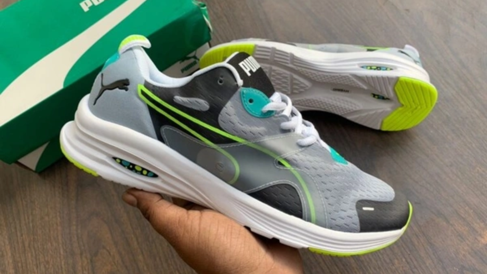 Hybrid Sneakers: Xu hướng thời trang giày lớn nhất mùa hè 2025 Hinh anh 7: Hybrid sneakers thoi trang mua he 2025, ket hop giua giay tay va sneaker.