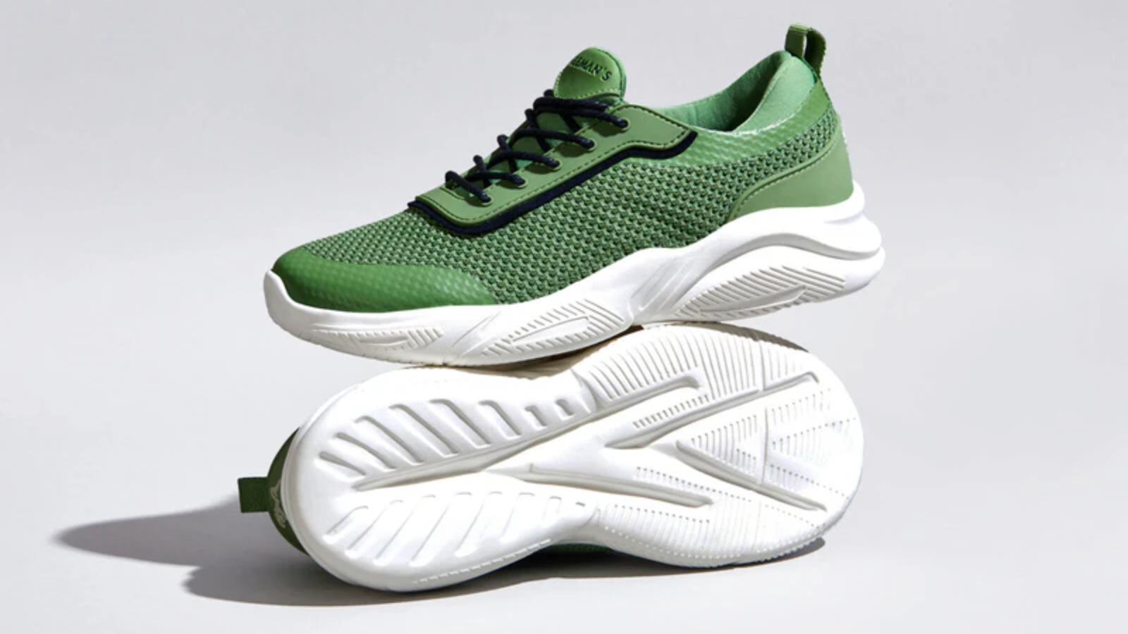 Hybrid Sneakers: Xu hướng thời trang giày lớn nhất mùa hè 2025 Hinh anh 8: Hybrid sneakers thoi trang mua he 2025, ket hop giua giay tay va sneaker.