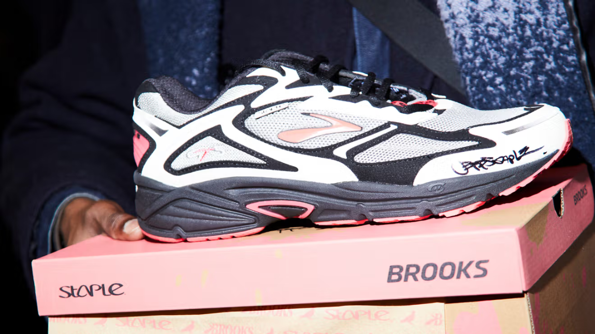 Jeff Staple hop tac cung Brooks de tai sinh giay Adrenaline GTS 4