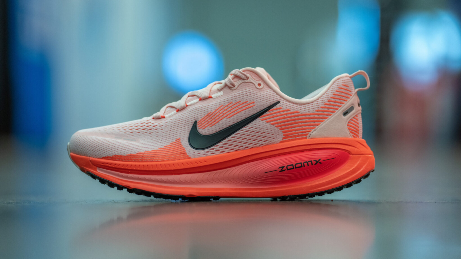 Nike Vomero 18: Hành trình êm ái cho những quãng đường dài Hinh anh 3: Hinh anh giay chay bo Nike Vomero 18 voi dem day, de cao 46mm