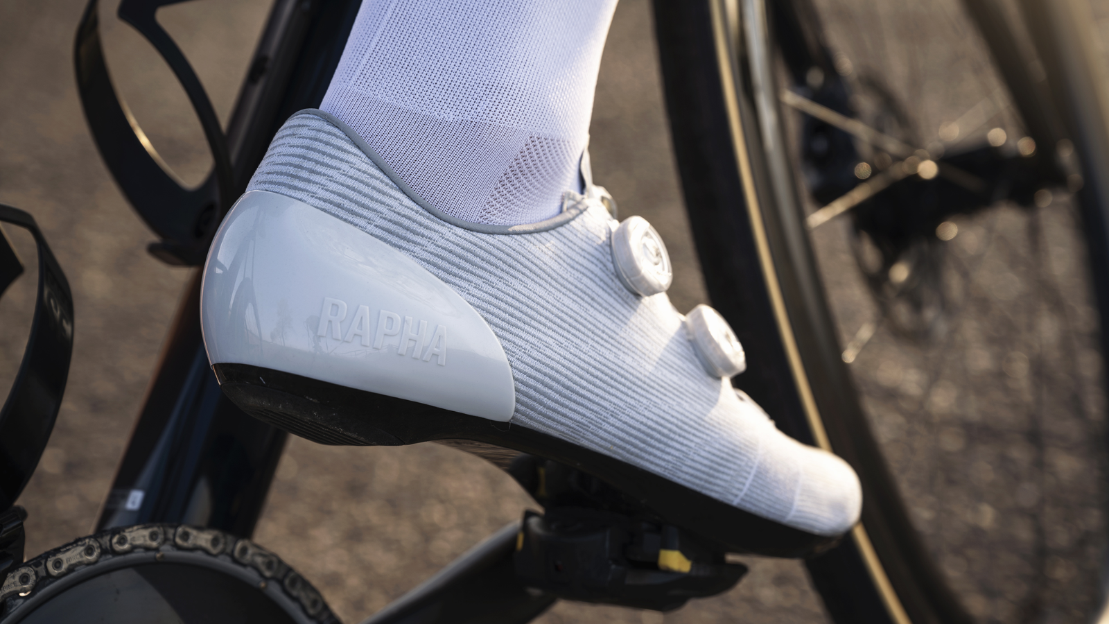 Rapha Pro Team Powerweave: Giày đua cao cấp “đan sợi” Hinh anh 3: Giay dua Rapha Pro Team Powerweave voi thiet ke hien dai va cong nghe tien tien