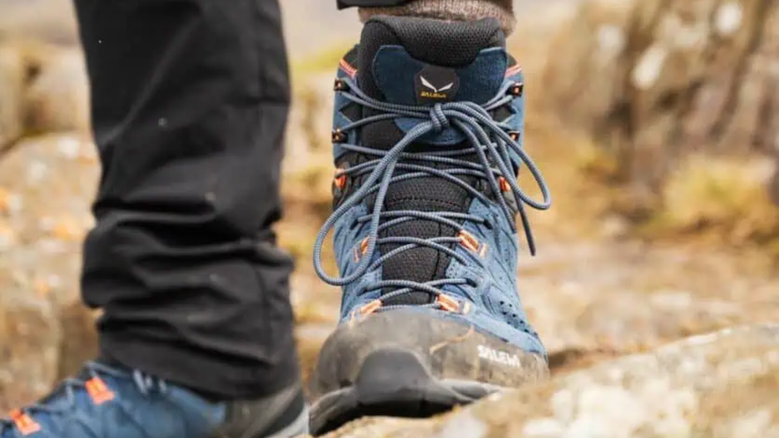 Hinh anh 1: Doi giay Salewa Alp Trainer 2 Mid GTX tren dia hinh da voi thiet ke chong nuoc va de Vibram manh me