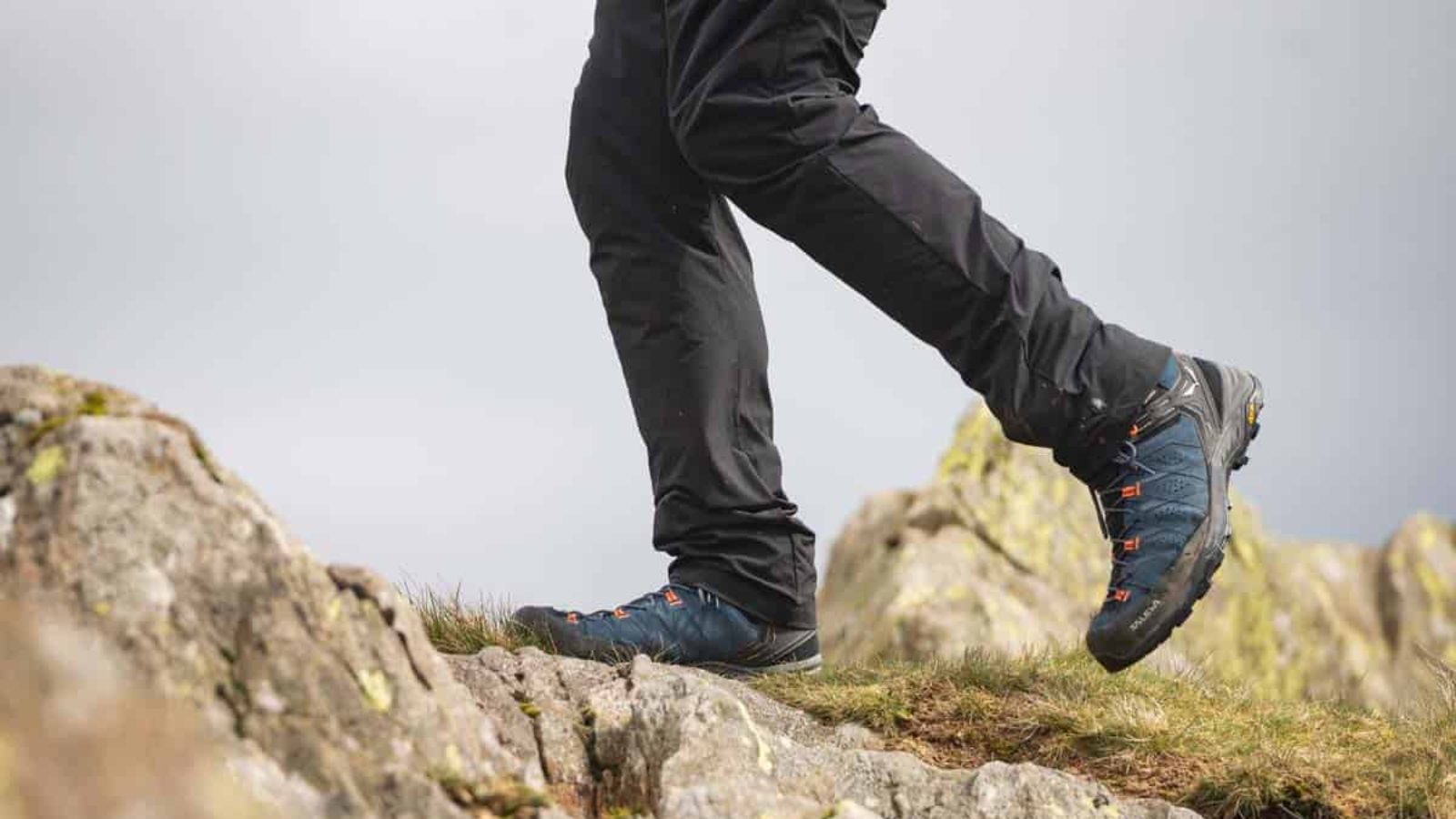 Salewa Alp Trainer 2 Mid GTX: Lựa chọn trekking ổn định, chống nước và bền bỉ Hinh anh 2: Doi giay Salewa Alp Trainer 2 Mid GTX tren dia hinh da voi thiet ke chong nuoc va de Vibram manh me