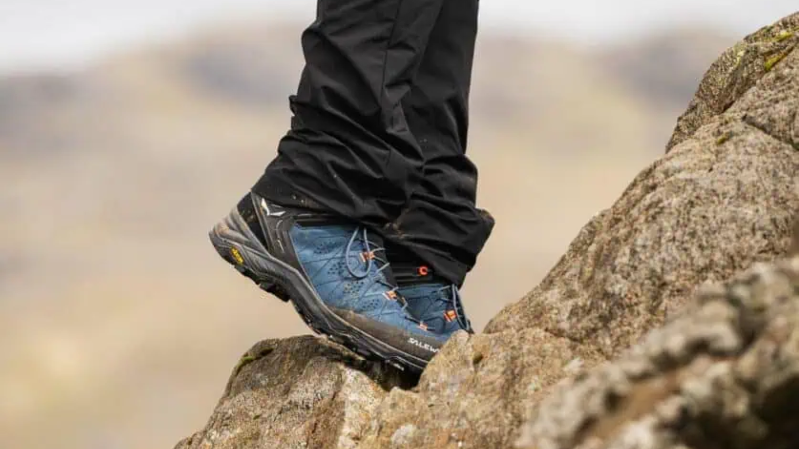 Salewa Alp Trainer 2 Mid GTX: Lựa chọn trekking ổn định, chống nước và bền bỉ Hinh anh 3: Doi giay Salewa Alp Trainer 2 Mid GTX tren dia hinh da voi thiet ke chong nuoc va de Vibram manh me