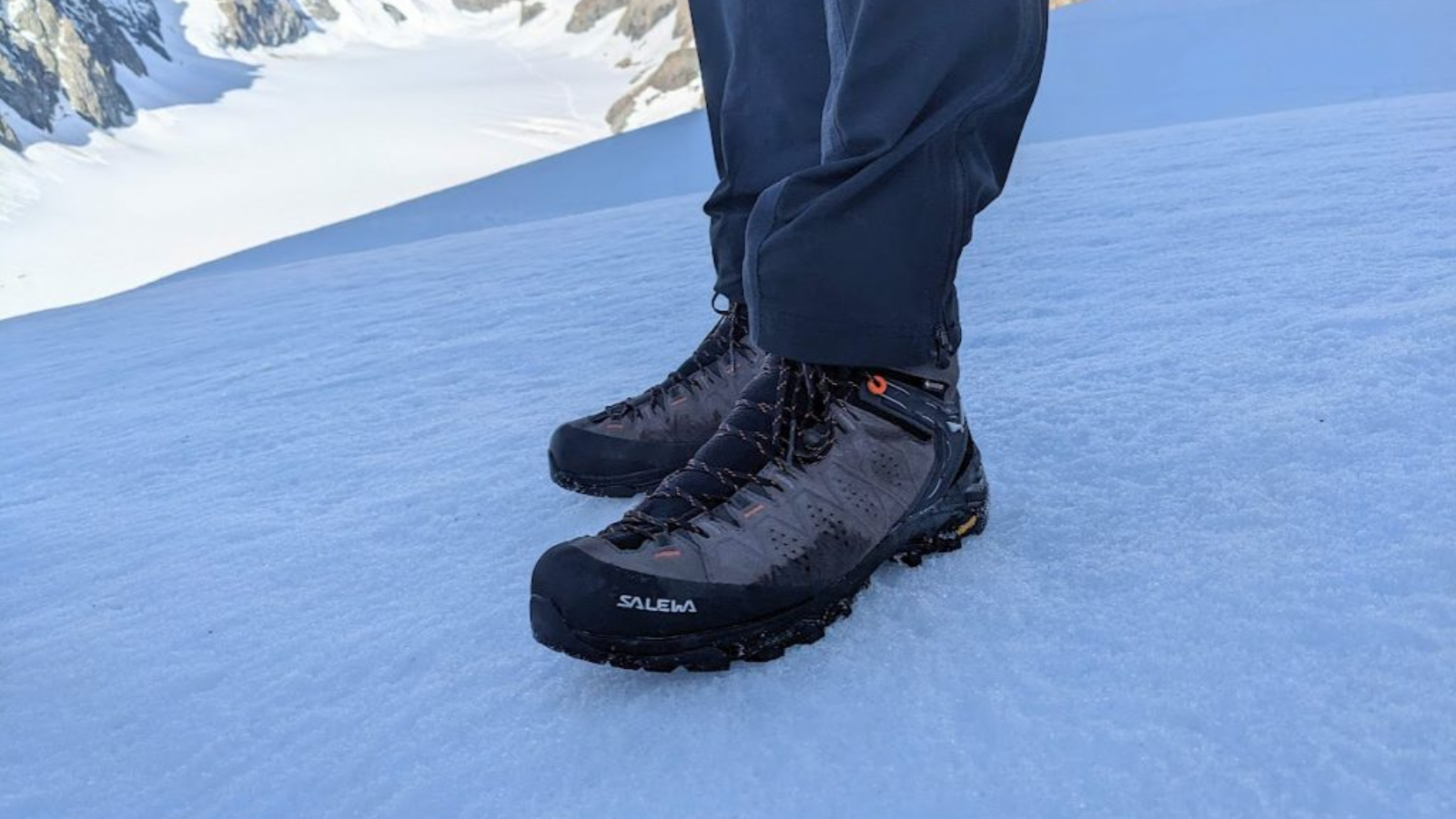 Salewa Alp Trainer 2 Mid GTX: Lựa chọn trekking ổn định, chống nước và bền bỉ Hinh anh 5: Doi giay Salewa Alp Trainer 2 Mid GTX tren dia hinh da voi thiet ke chong nuoc va de Vibram manh me