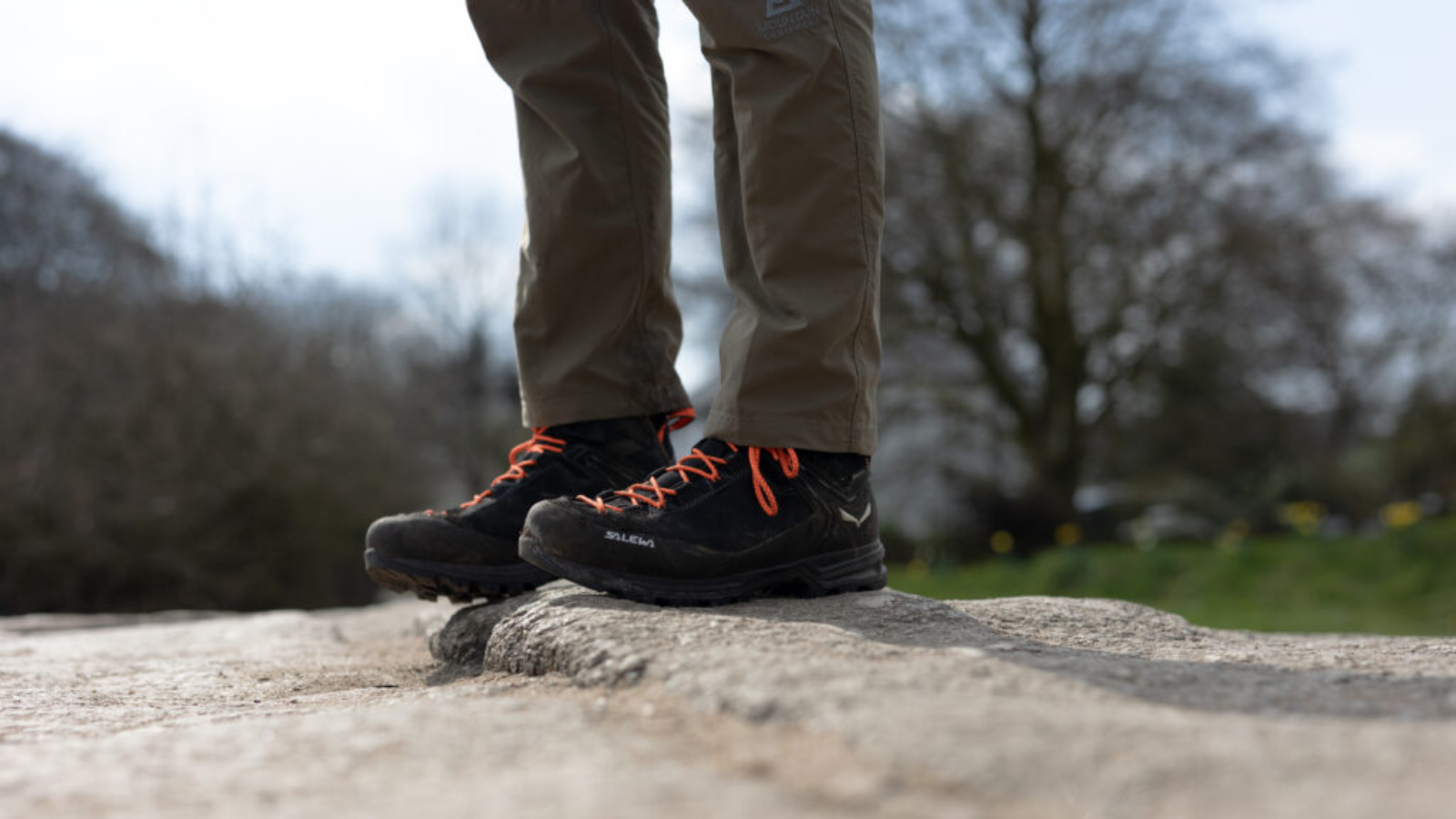 Salewa Mountain Trainer 2 Mid GTX: Sự kết hợp hoàn hảo giữa độ bền và hiệu suất leo núi Hinh anh 3: Giay Salewa Mountain Trainer 2 Mid GTX tren dia hinh nui