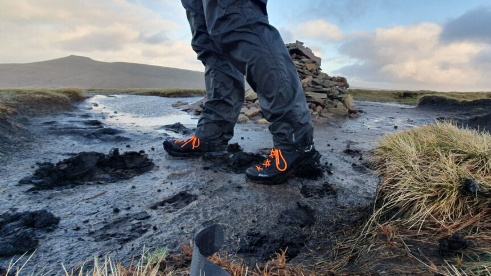 Salewa Mountain Trainer 2 Mid GTX: Sự kết hợp hoàn hảo giữa độ bền và hiệu suất leo núi Hinh anh 4: Giay Salewa Mountain Trainer 2 Mid GTX tren dia hinh nui