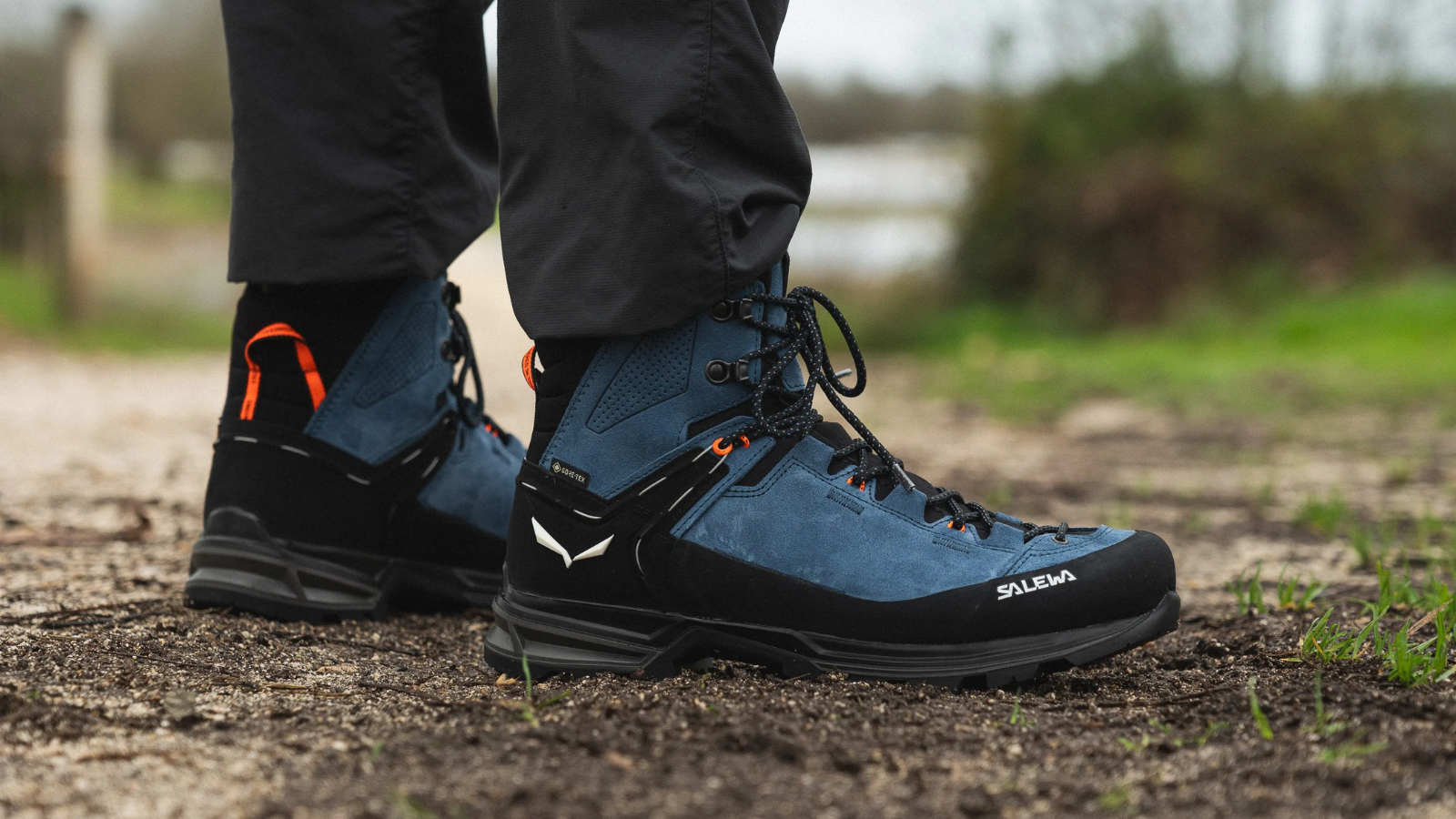 Salewa Mountain Trainer 2 Mid GTX: Sự kết hợp hoàn hảo giữa độ bền và hiệu suất leo núi Hinh anh 5: Giay Salewa Mountain Trainer 2 Mid GTX tren dia hinh nui