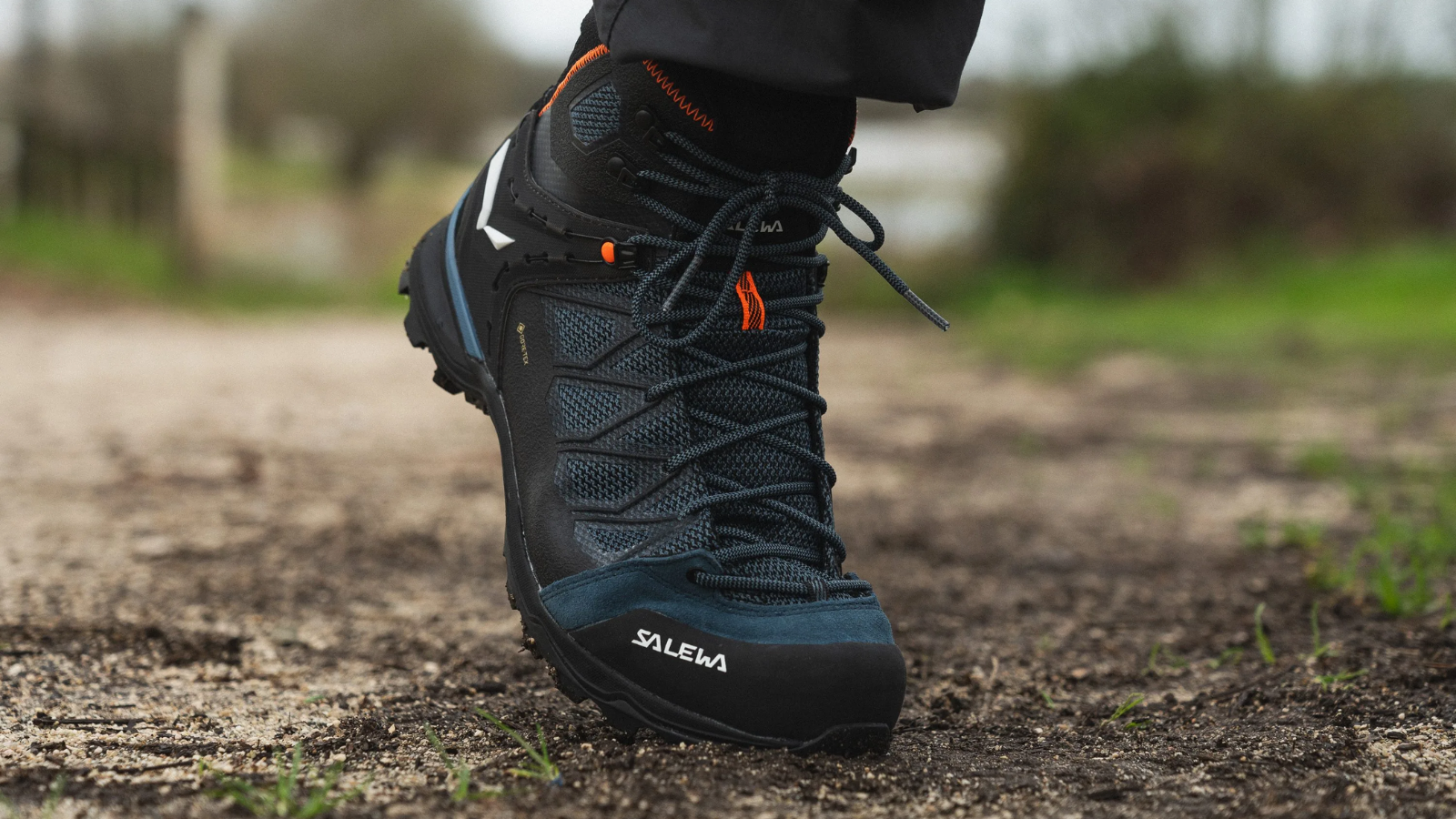 Salewa Mountain Trainer 2 Mid GTX: Sự kết hợp hoàn hảo giữa độ bền và hiệu suất leo núi Hinh anh 6: Giay Salewa Mountain Trainer 2 Mid GTX tren dia hinh nui