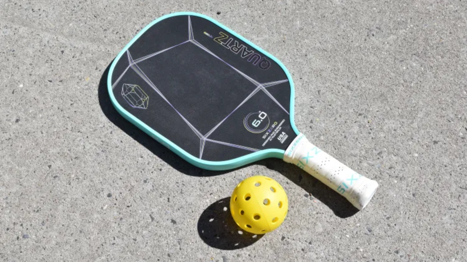 Hinh anh 4: Vot pickleball Six Zero Quartz voi thiet ke soi carbon T700 va loi polypropylene honeycomb.