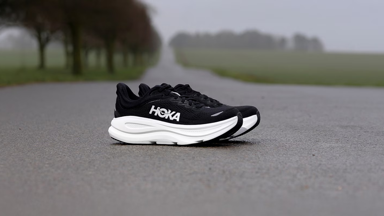 Top 10 đôi giày chạy màu đen tốt nhất cho nam 2025 Hinh anh 2: Giay chay bo mau den cho nam tu cac thuong hieu hang dau nam 2025