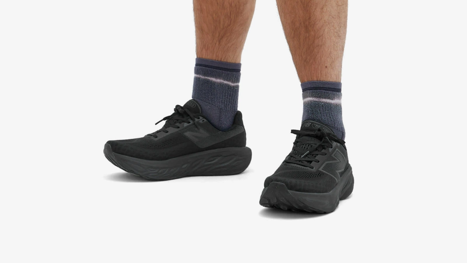 Top 10 đôi giày chạy màu đen tốt nhất cho nam 2025 Hinh anh 4: Giay chay bo mau den cho nam tu cac thuong hieu hang dau nam 2025