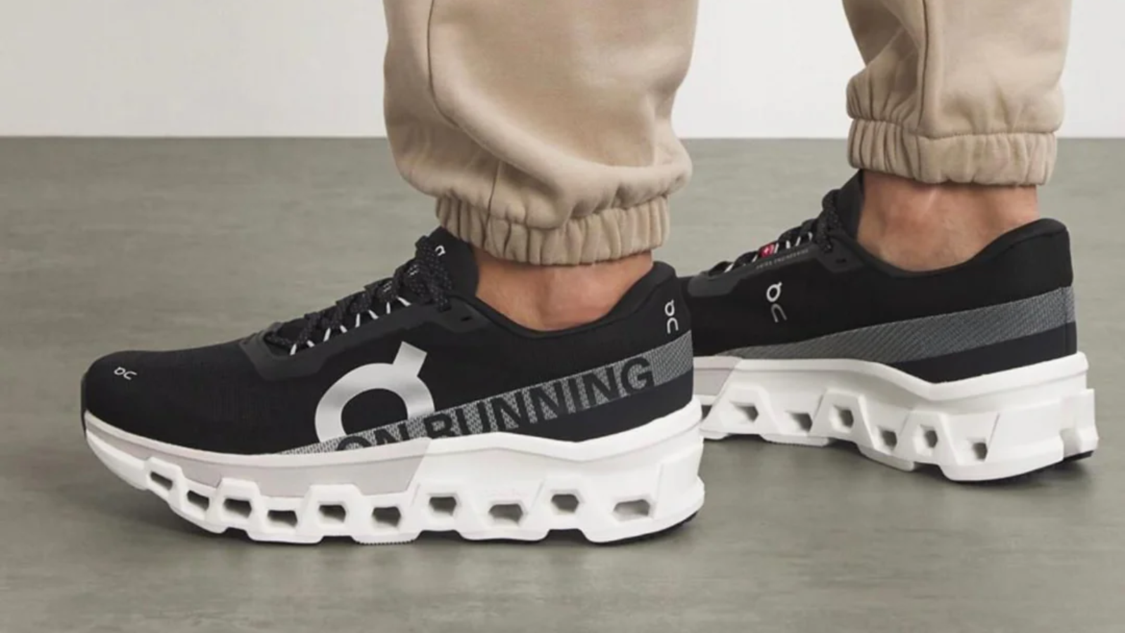 Top 10 đôi giày chạy màu đen tốt nhất cho nam 2025 Hinh anh 5: Giay chay bo mau den cho nam tu cac thuong hieu hang dau nam 2025