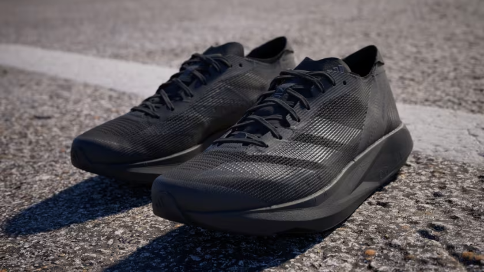 Top 10 đôi giày chạy màu đen tốt nhất cho nam 2025 Hinh anh 6: Giay chay bo mau den cho nam tu cac thuong hieu hang dau nam 2025